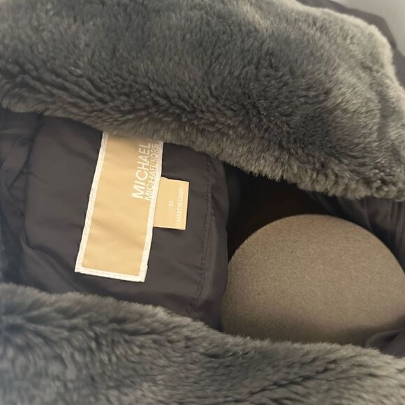 Michael Kors Women’s Medium Gray Puffer Parka with Faux Fur Collar - Picture 4 of 7